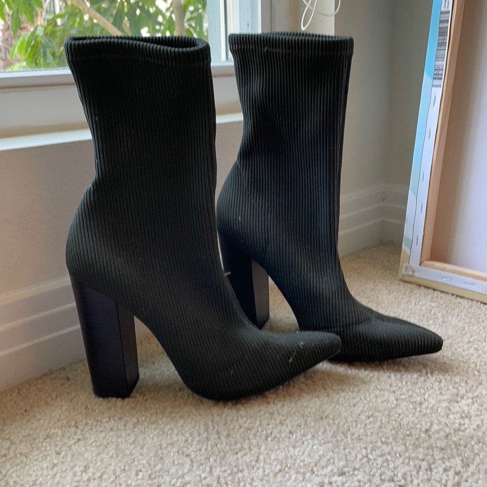 Sock heel style shoe